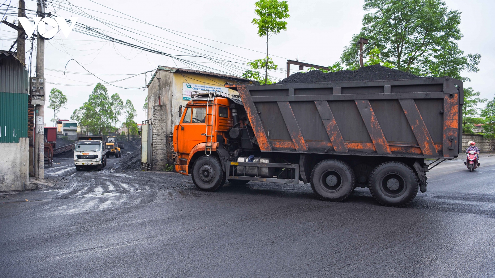 Người dân Bắc Ninh “khốn khổ” vì bãi than gây ô nhiễm môi trường