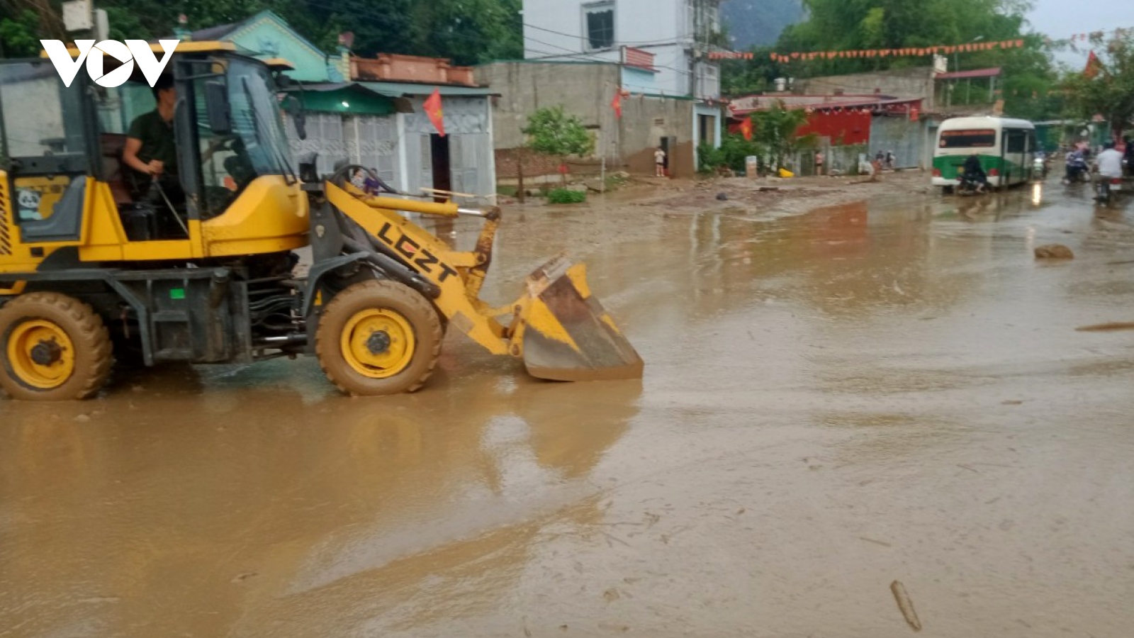 Bùn đất tràn xuống mặt đường, Quốc lộ 279D ách tắc hơn 1 giờ đồng hồ