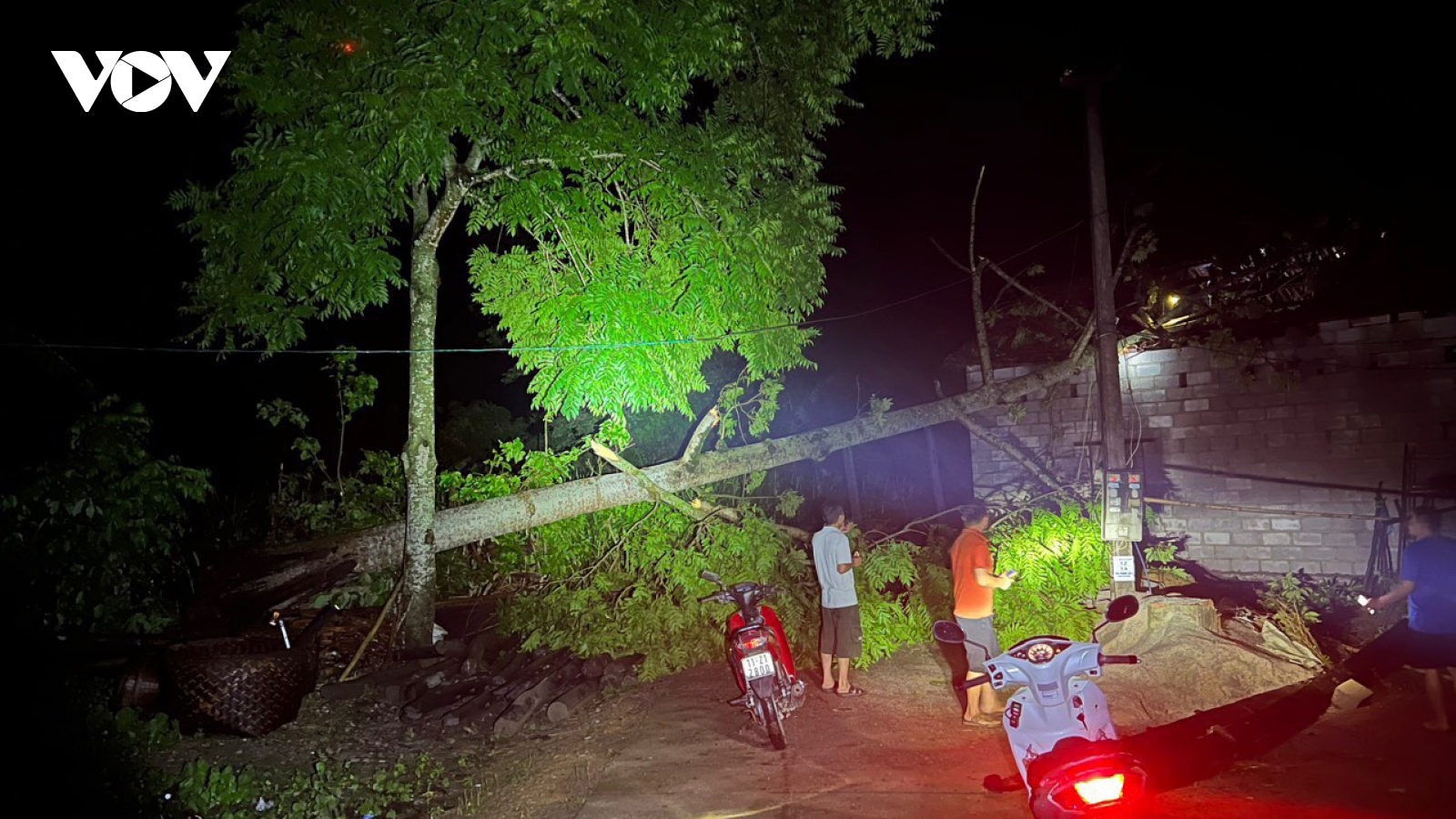 Một người bị thương và hàng trăm ngôi nhà hư hại do dông lốc ở Cao Bằng