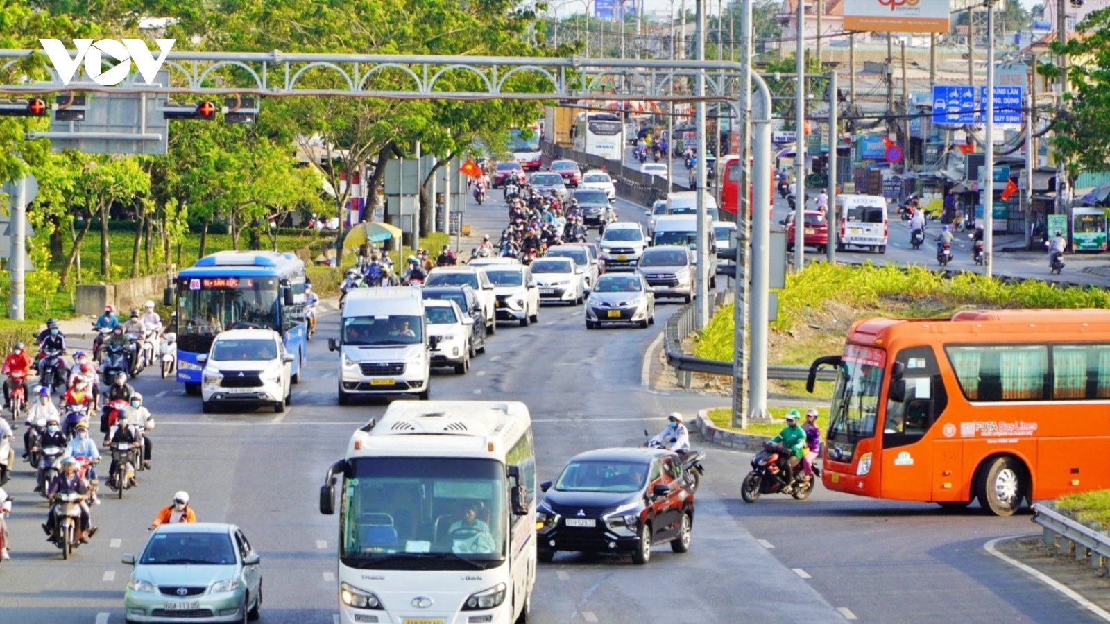 TP.HCM: Các cửa ngõ bến phà đông đúc, sân bay thông thoáng ngày cuối kỳ nghỉ lễ