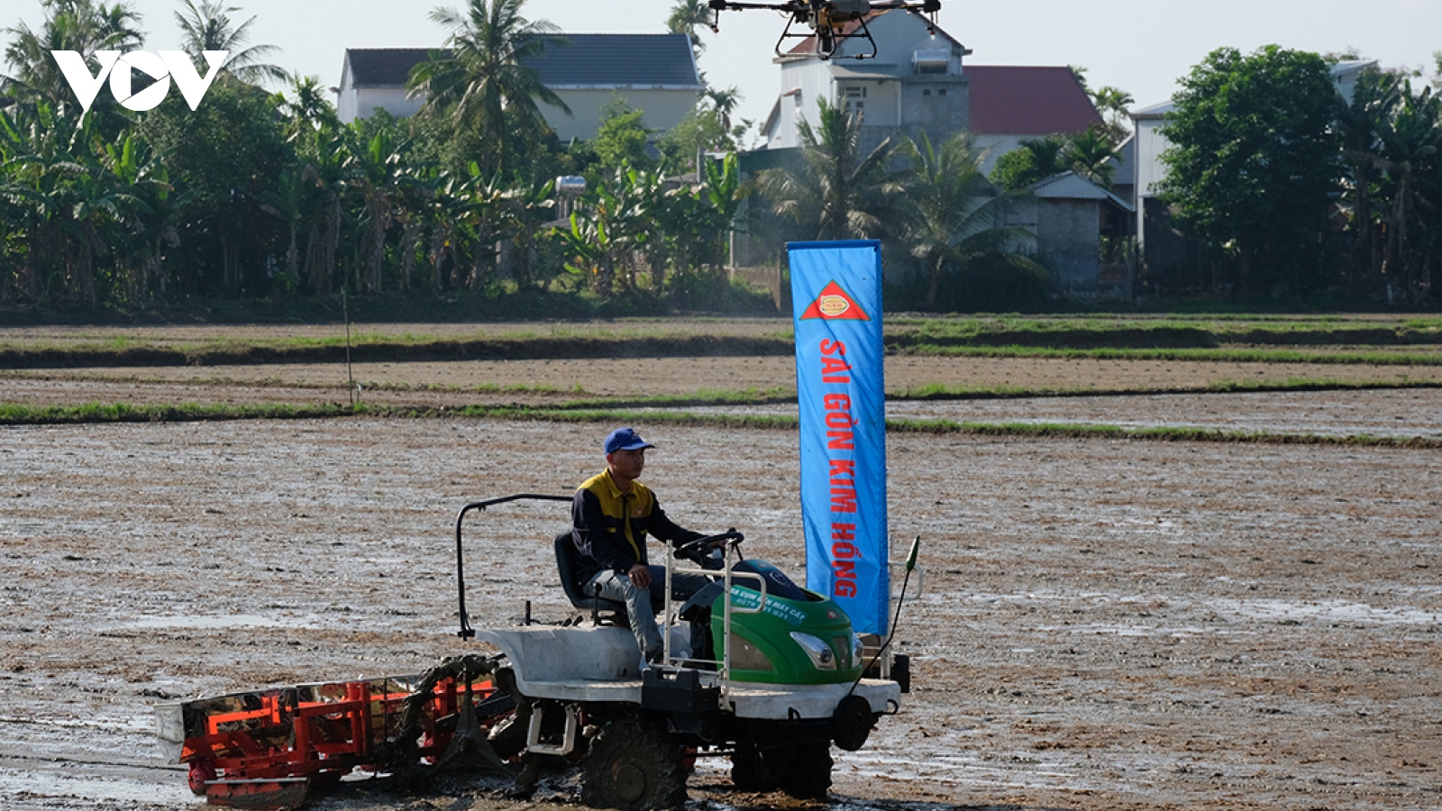 Đến bao giờ miền Trung mới cơ giới hóa khi đồng ruộng manh mún?