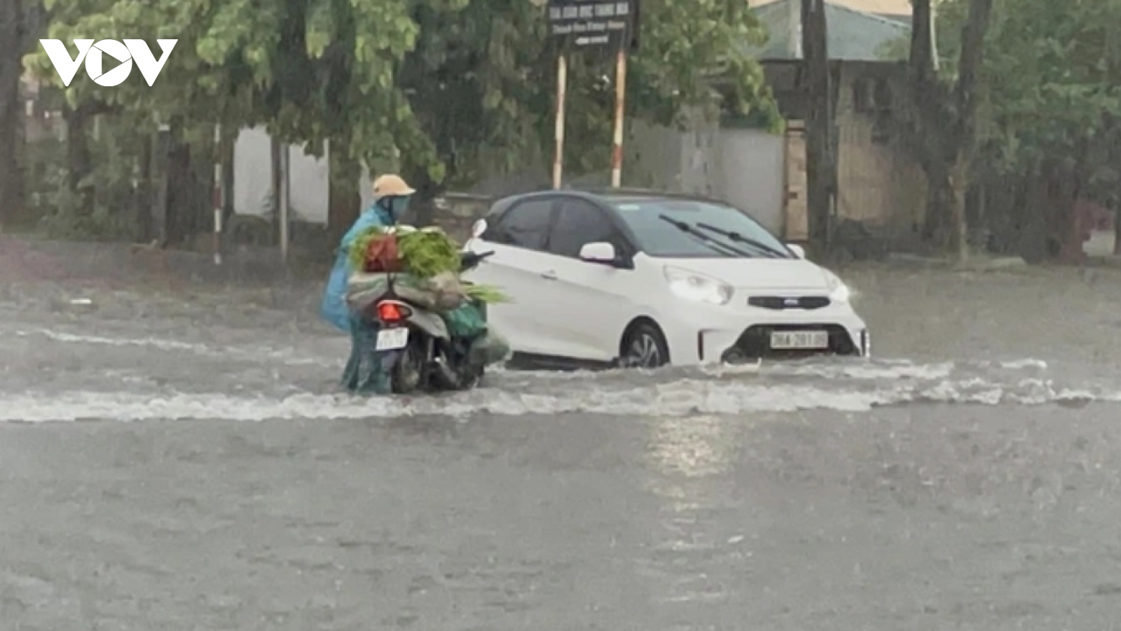 Mưa lớn làm nhiều tuyến phố ở Thanh Hóa bị ngập sâu