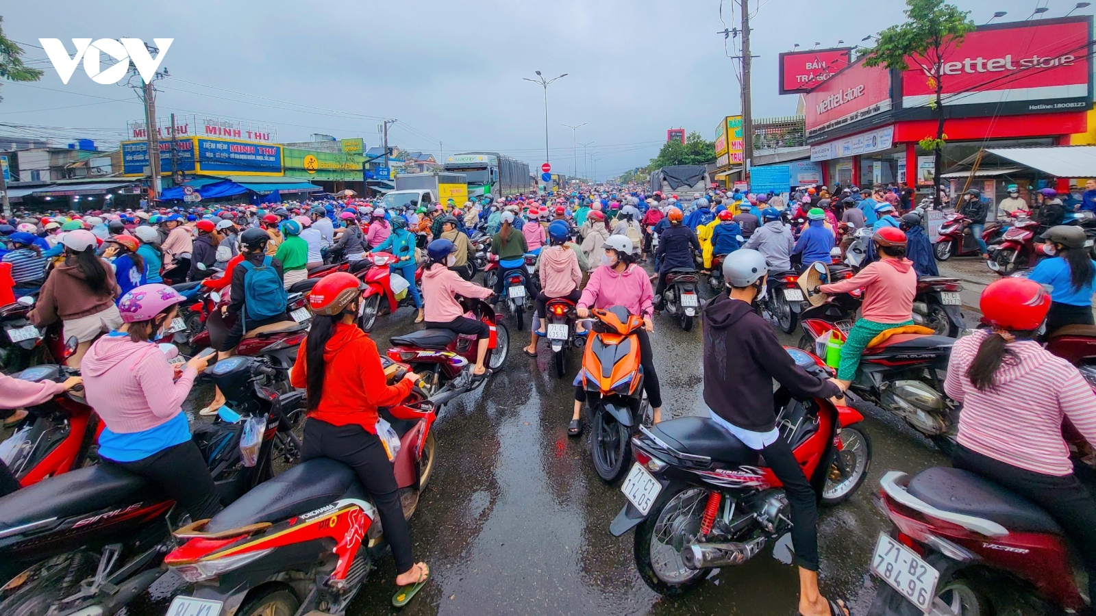 Mưa to gây ngập, ùn tắc giao thông tại Khu công nghiệp Giao Long, Bến Tre