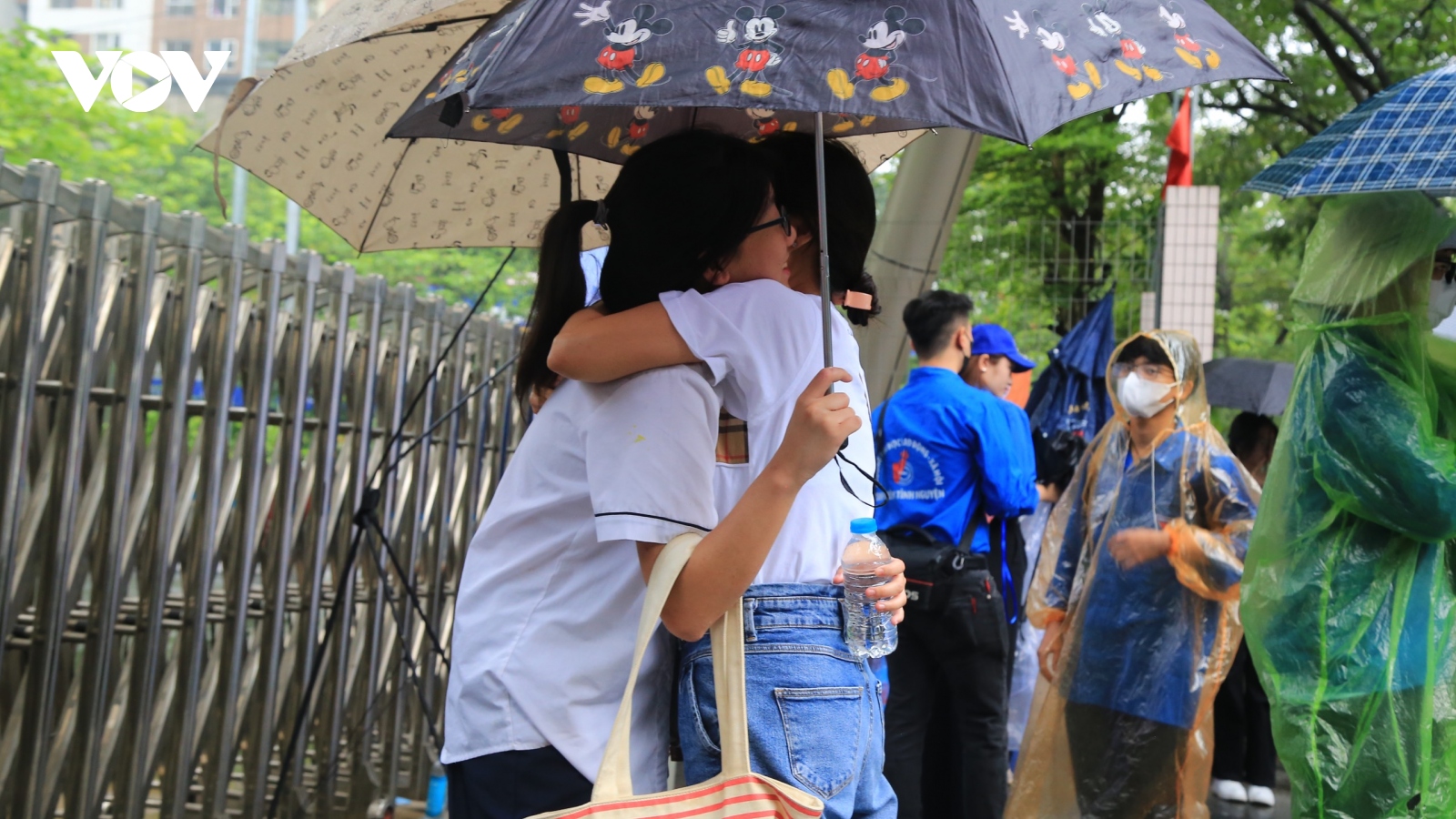 Phụ huynh đội mưa động viên con thi vào lớp 10 chuyên tại Hà Nội