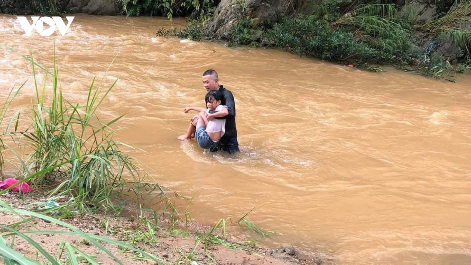 Hai thanh niên dũng cảm cứu bé gái bị nước cuốn ở Yên Bái