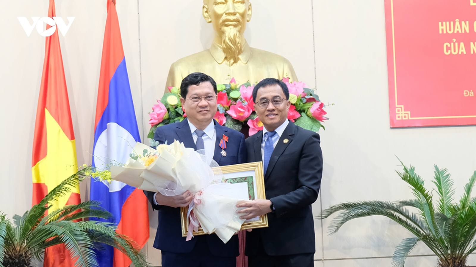 Phó Chủ tịch HĐND TP Đà Nẵng nhận Huân chương Tự do của Nhà nước Lào