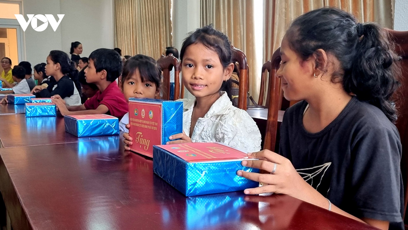 Cựu chiến binh tặng 200.000 quyển vở cho học sinh nghèo tại Đắk Lắk