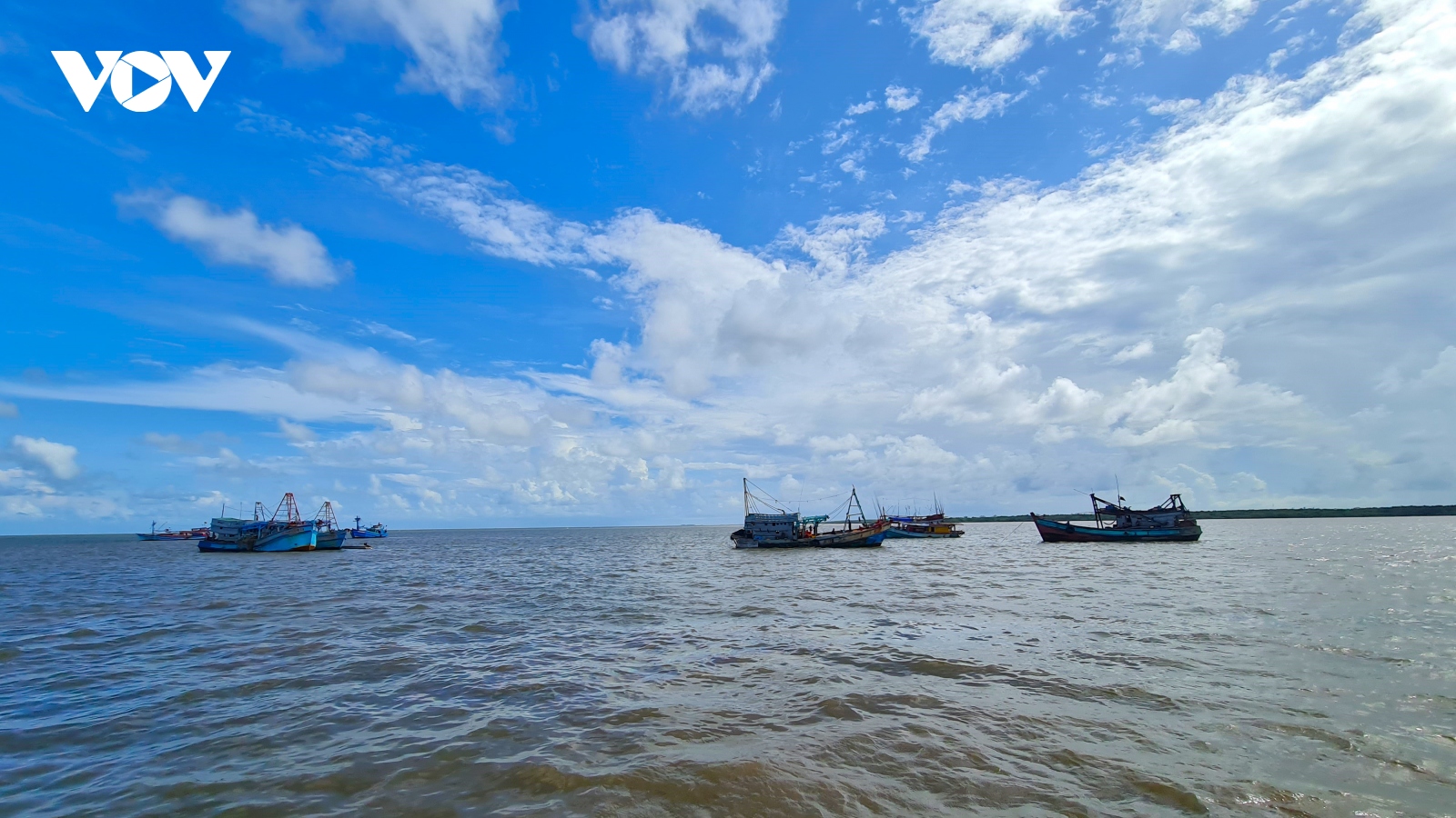 Chìm tàu cá tại Cà Mau, 5 ngư dân may mắn thoát nạn