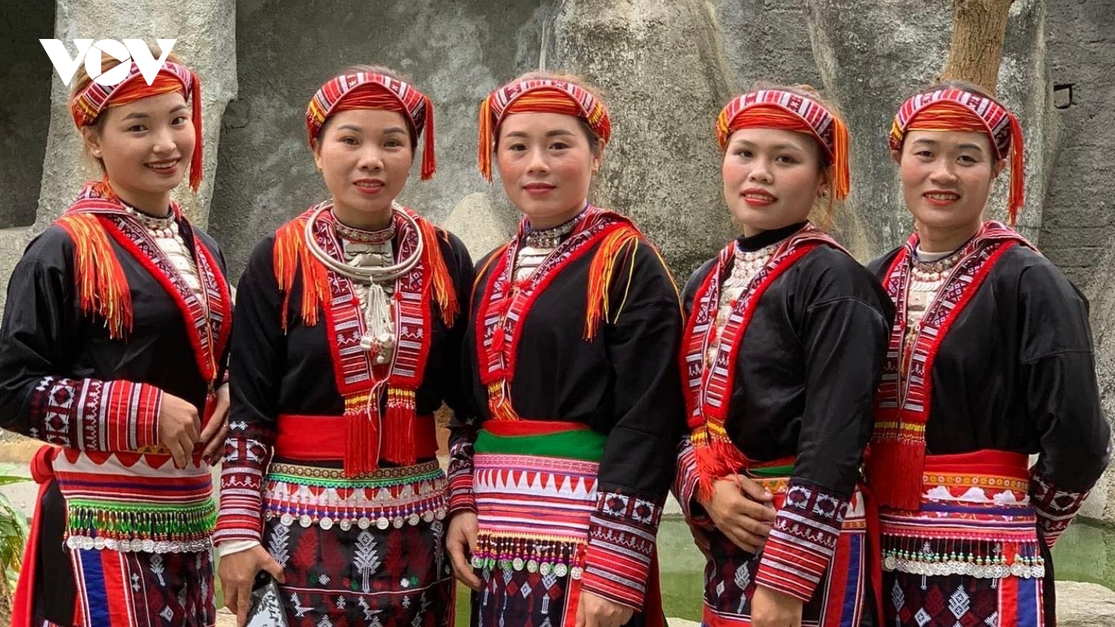 Rực rỡ bộ trang phục truyền thống của phụ nữ Dao đỏ