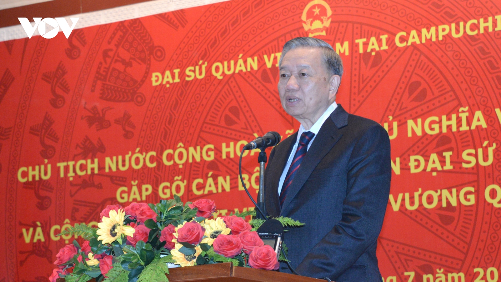 Chủ tịch nước thăm Đại sứ quán và gặp mặt cộng đồng người Việt tại Campuchia