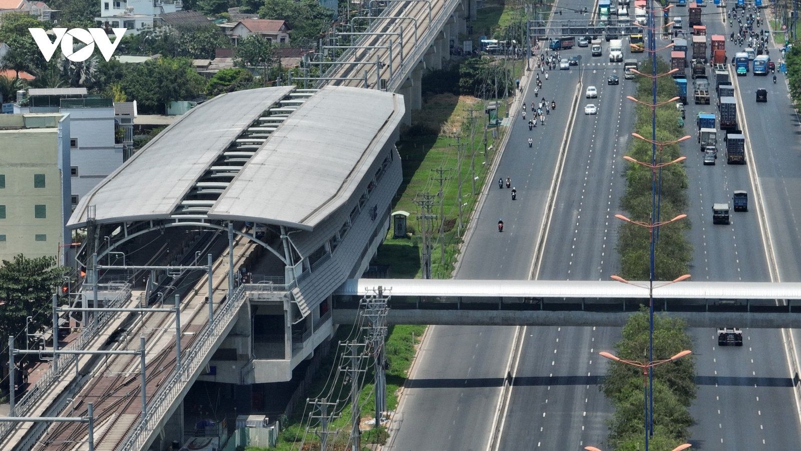 Hoàn thành việc xây dựng 9 cầu bộ hành nhà ga metro 1 vào tháng 9