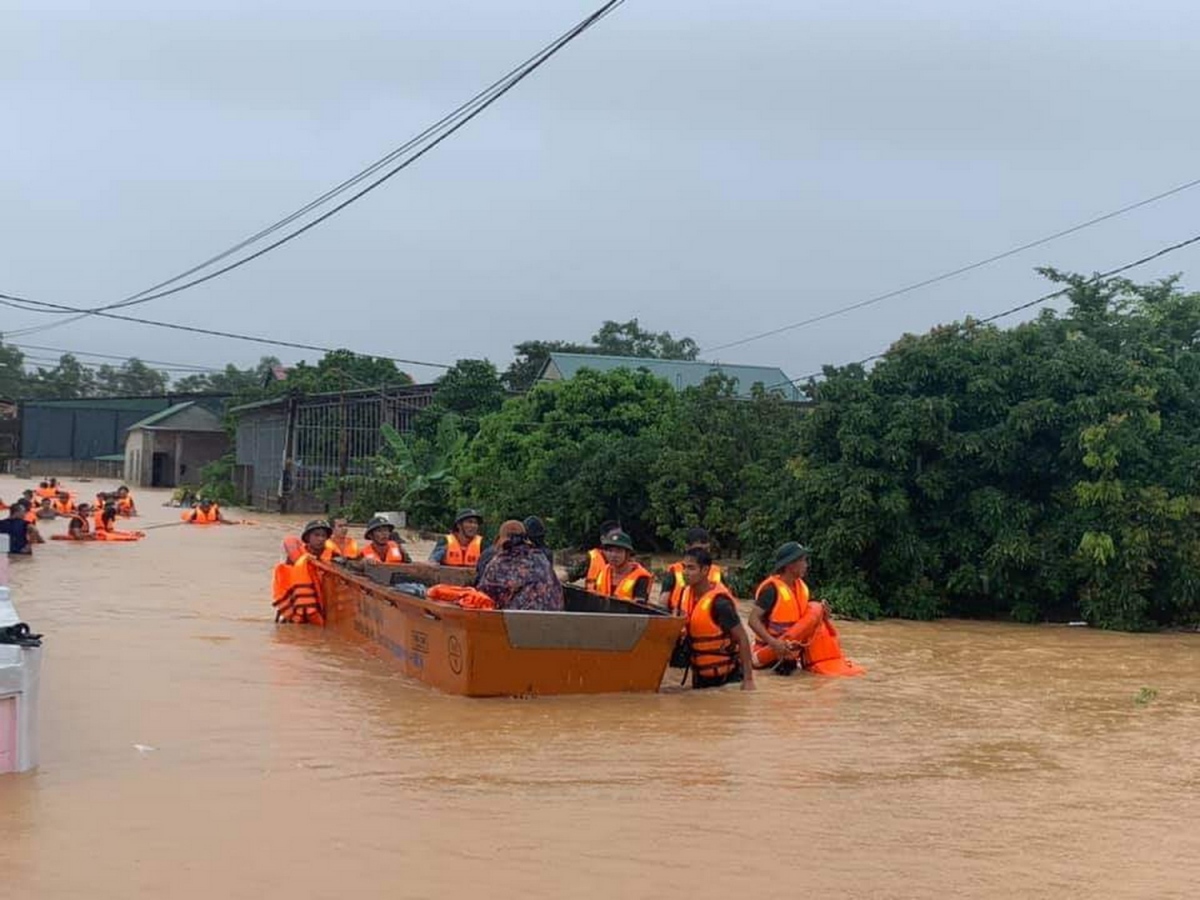 Miền Trung dùng xuồng, cano sơ tán dân vùng ngập lụt