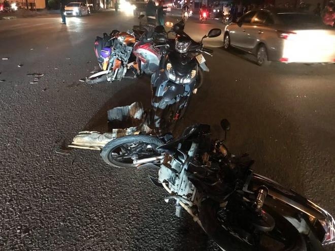 Ô tô tông 10 xe máy, nhiều người bị thương ở TP HCM