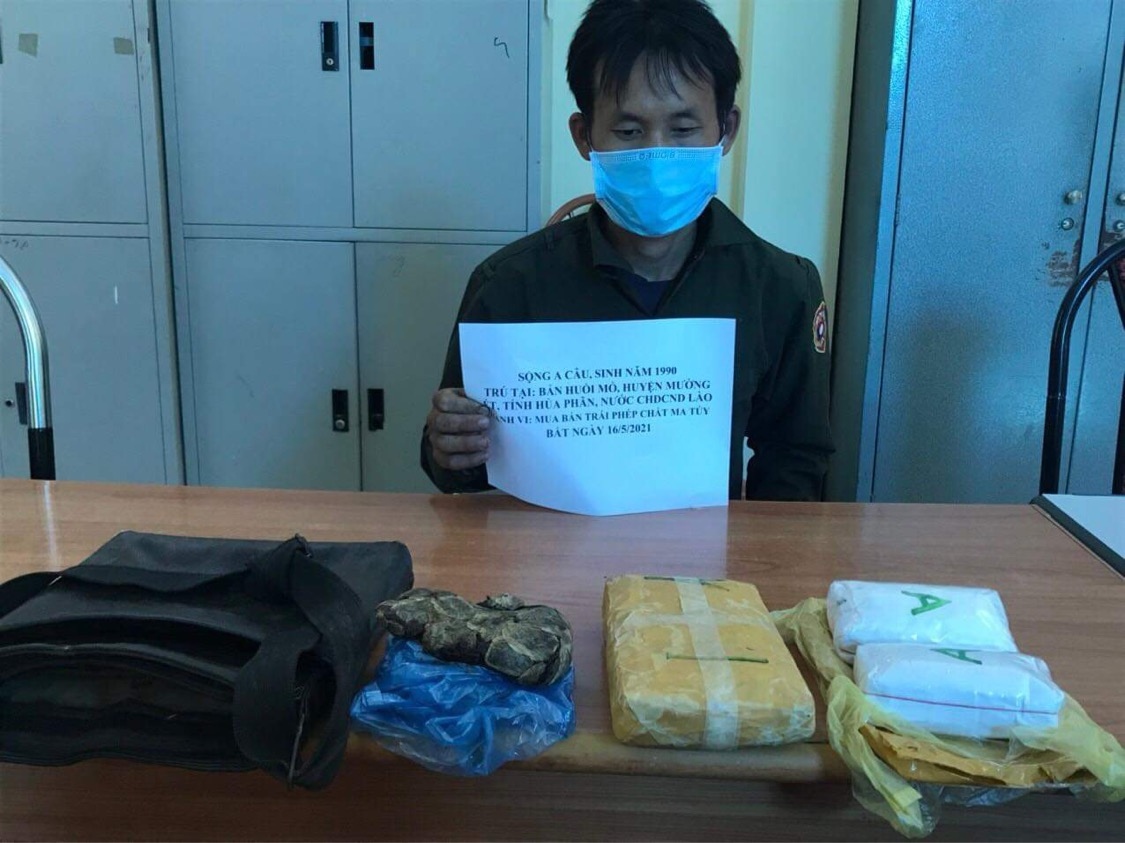 Đối tượng người Lào mang theo súng sang Việt Nam tiêu thụ ma túy