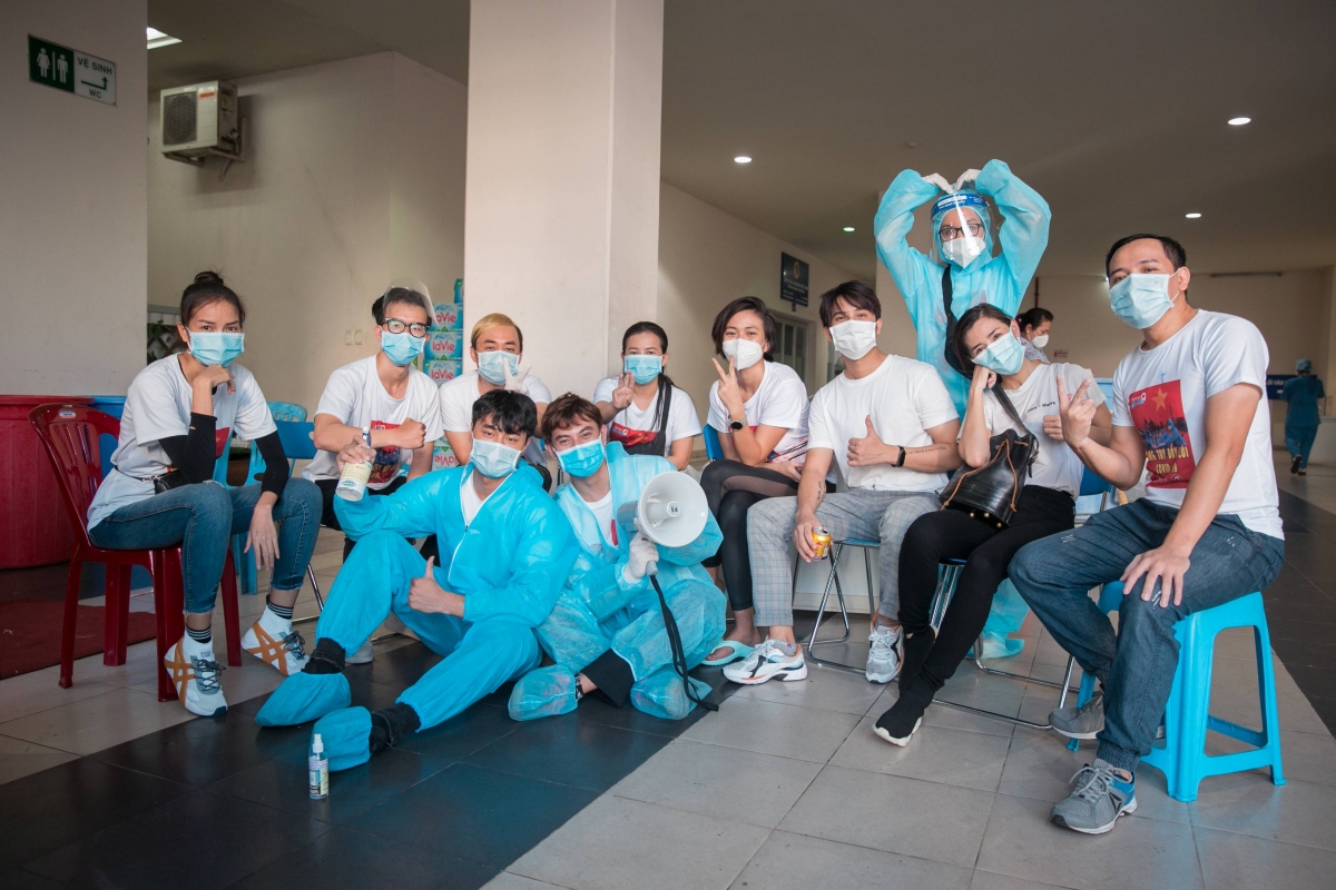 Hoa hậu H'Hen Niê, Á hậu Mâu Thuỷ cùng dàn nghệ sĩ hỗ trợ người dân tiêm vaccine