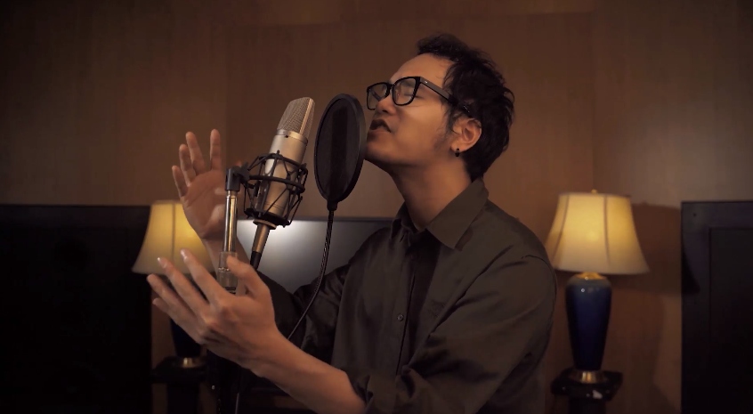 Khắc Hưng hát bài "Tự nguyện" cổ vũ tinh thần chống dịch khiến MC Phí Linh bật khóc
