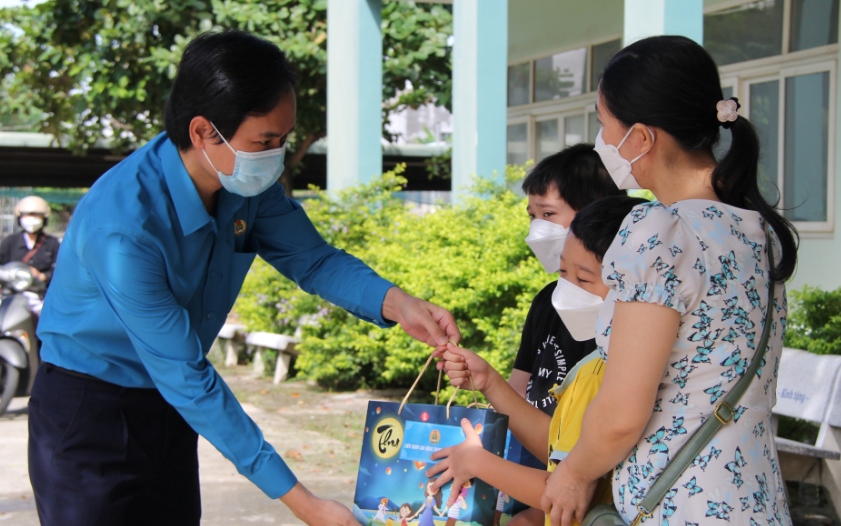 Quà Tết Trung thu cho trẻ em hoàn cảnh khó khăn, mắc bệnh Covid-19