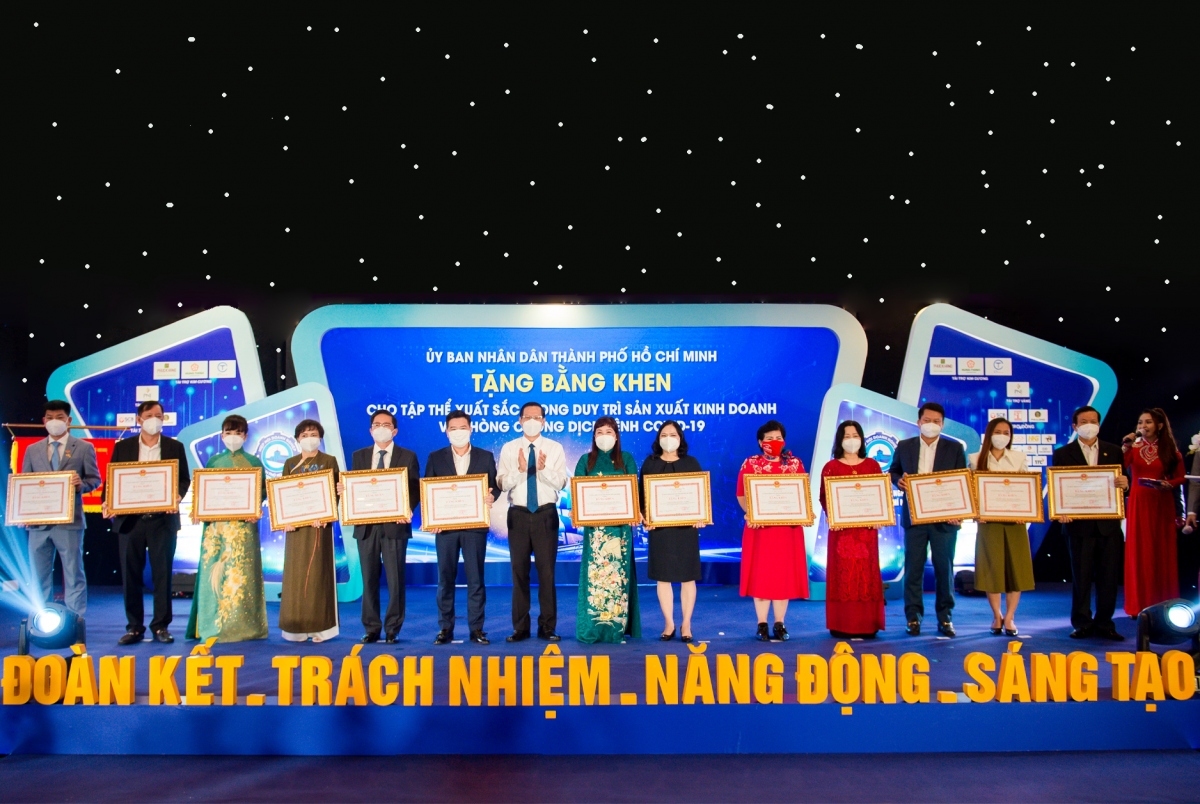Tập đoàn Hưng Thịnh nhận bằng khen của TP.HCM về duy trì sản xuất và phòng chống Covid-19 