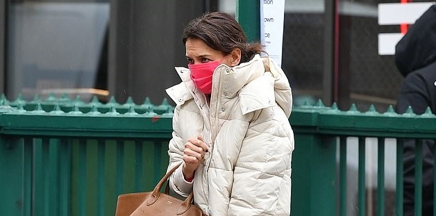 Katie Holmes cô đơn ra phố trong tiết trời giá lạnh vào những ngày cuối năm