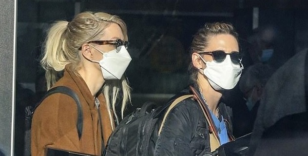 Kristen Stewart và bạn gái tái xuất giản dị tại sân bay sau khi xác nhận đính hôn