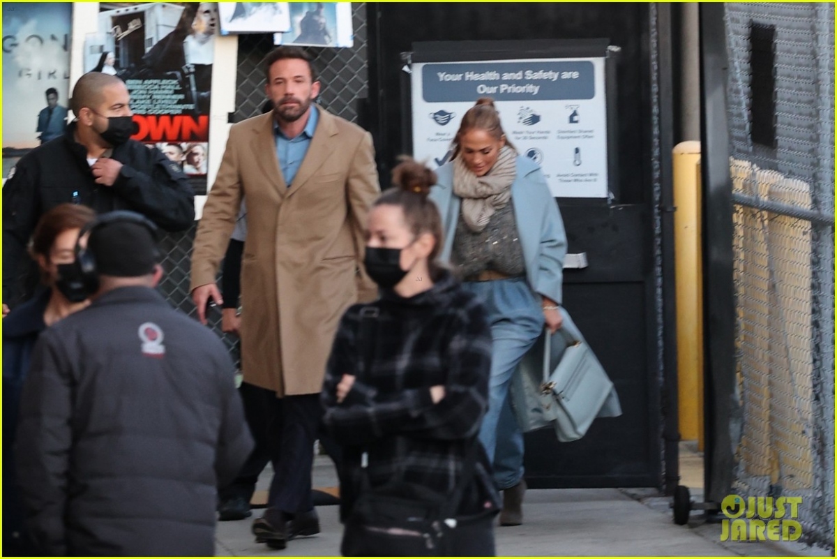 Jennifer Lopez tình tứ nắm tay bạn trai đến ghi hình chương trình "Jimmy Kimmel Live"