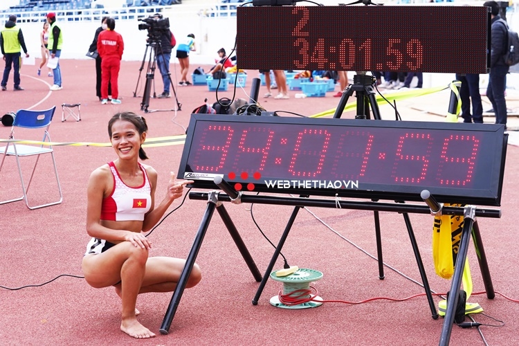 Hồng Lệ phá kỷ lục quốc gia của Nguyễn Thị Oanh ở nội dung 10.000m