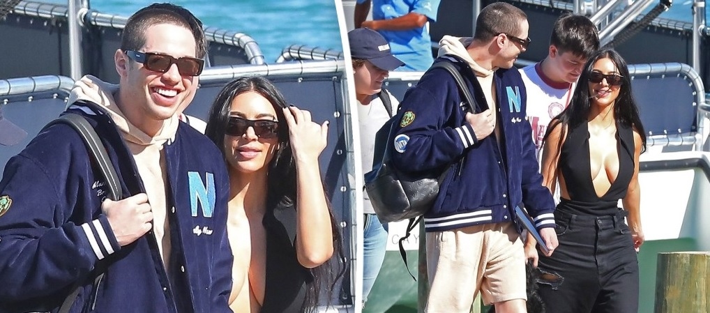 Kim Kardashian lên đồ gợi cảm đi du lịch cùng tình trẻ dịp đầu năm