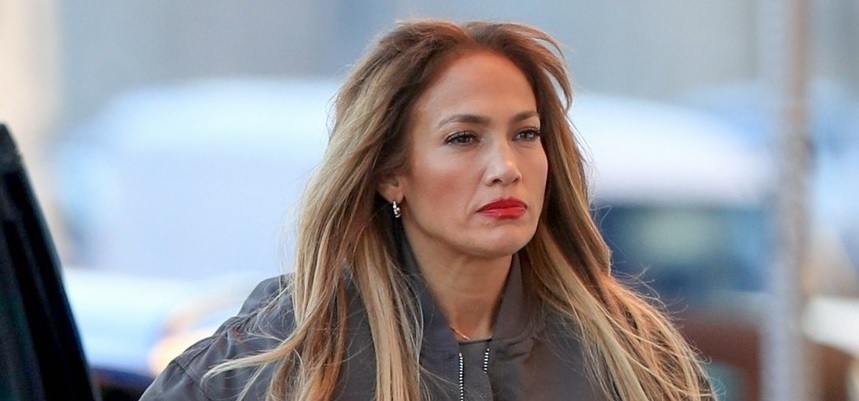 Jennifer Lopez xinh đẹp đến phòng thu dịp cuối tuần