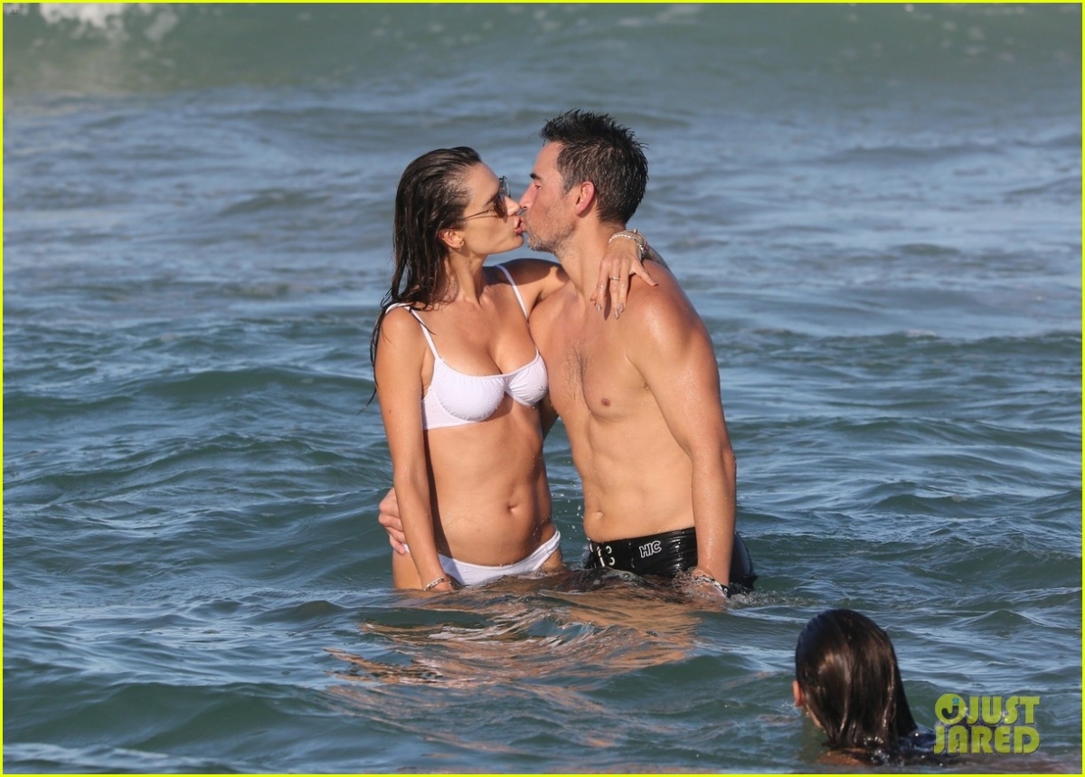 Alessandra Ambrosio diện áo tắm nóng bỏng, ngọt ngào "khóa môi" bạn trai trên biển