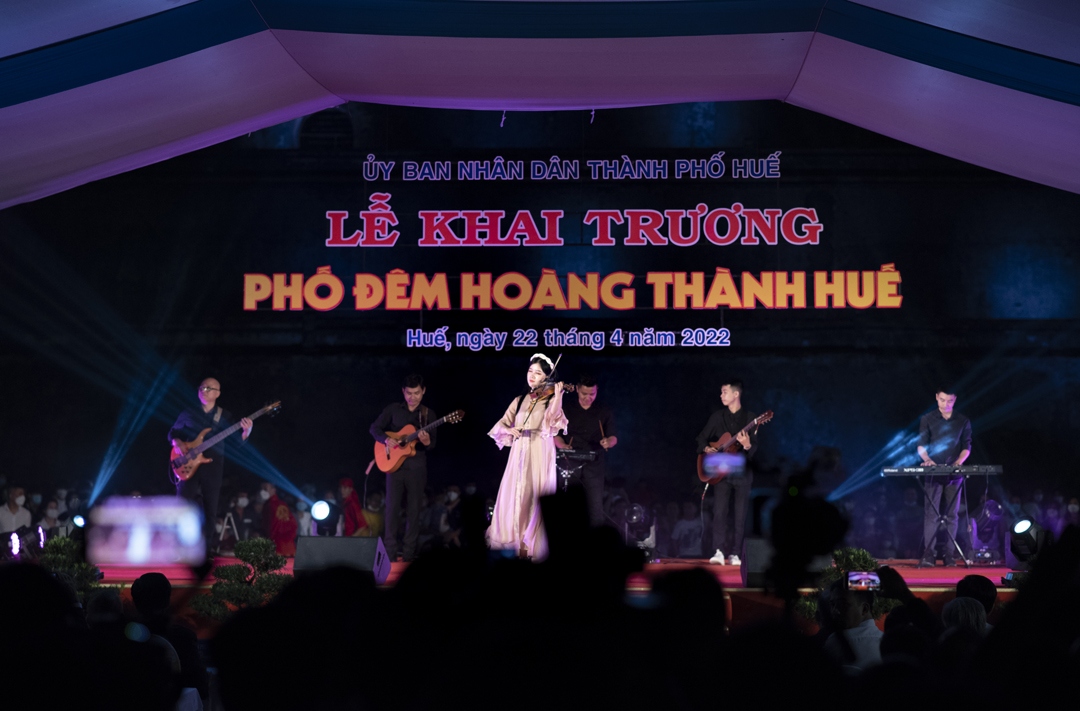 Rộn ràng phố đêm Hoàng thành Huế