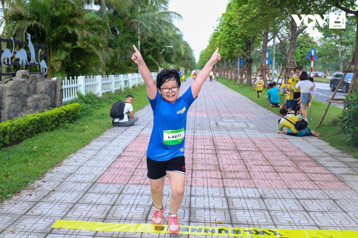 “Runner nhí” hào hứng chạy chào mừng Ngày Quốc tế Thiếu nhi