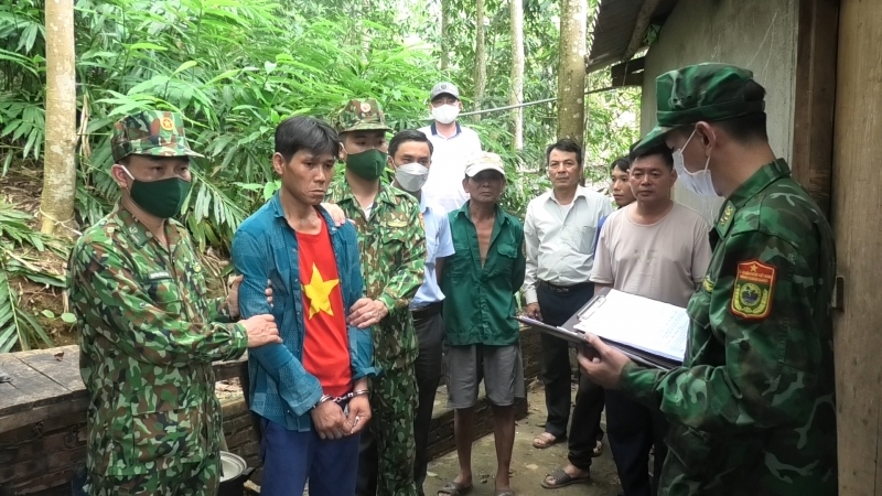 Lào Cai: Bắt cửu vạn tàng trữ ma túy cùng cả trăm bơm kim tiêm