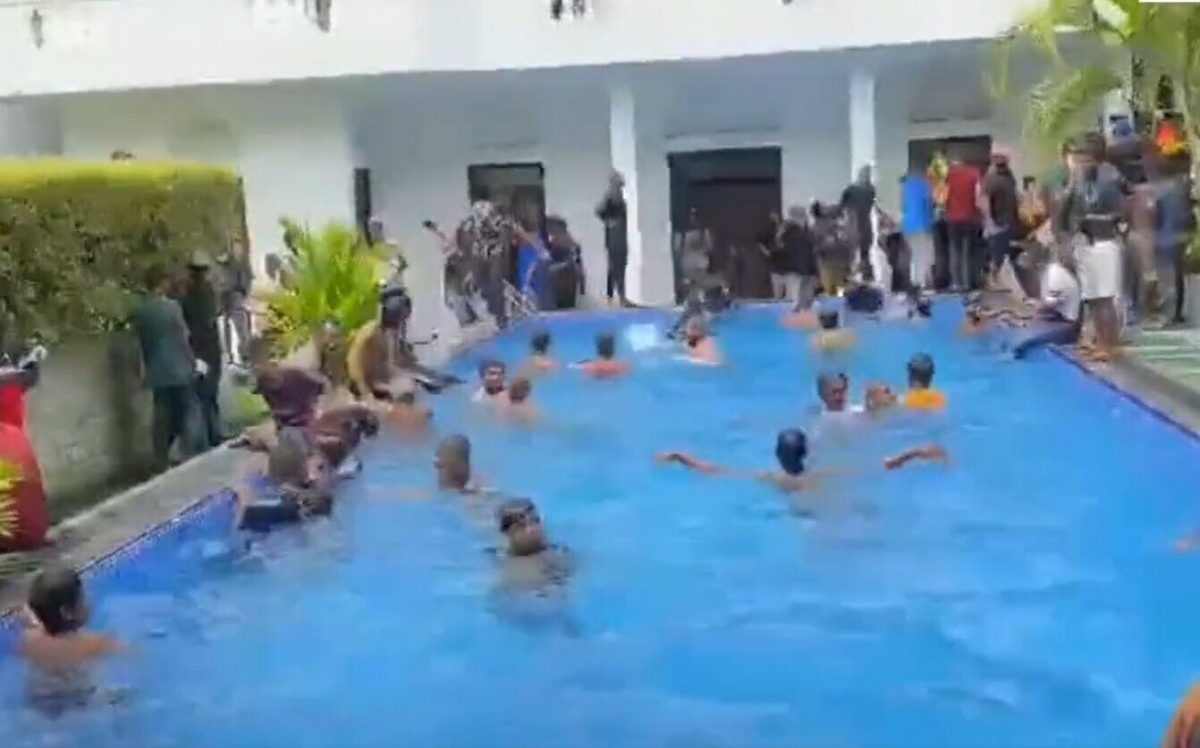 Người biểu tình bơi trong dinh thự của tổng thống Sri Lanka