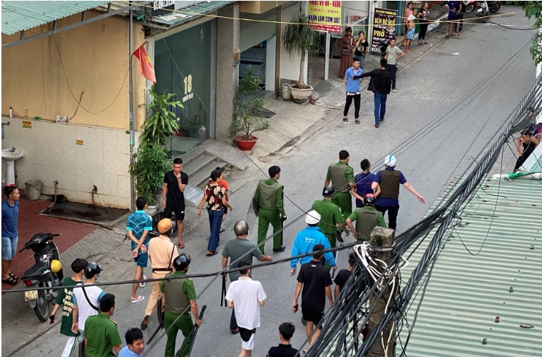 Công an vây bắt thanh niên nghi ngáo đá, cầm hung khí náo loạn đường phố