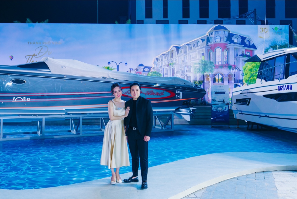 Vợ chồng Victor Vũ ấn tượng với biệt thự “du thuyền cập bến tại gia” ở NovaWorld