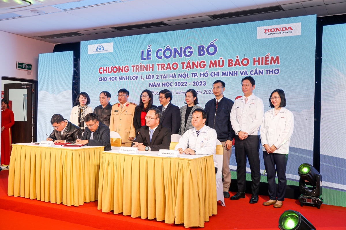 Trao tặng mũ bảo hiểm cho học sinh lớp 1 và lớp 2 năm học 2022 – 2023