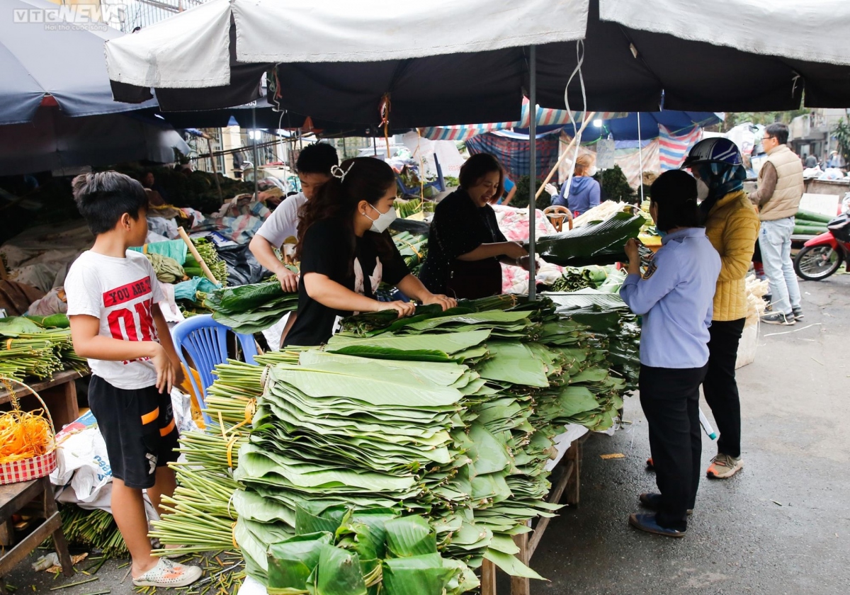 Chợ lá dong lâu đời nhất Hà Nội nhộn nhịp từ sáng đến tối