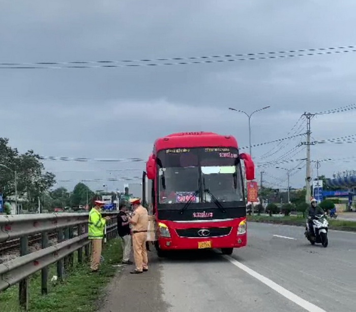 Làm rõ hành vi xe khách nghi sử dụng giấy tờ, tem kiểm định giả