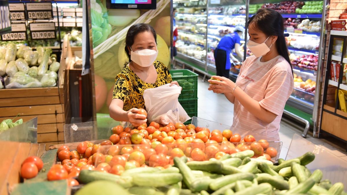 Doanh nghiệp giảm giá nhiều mặt hàng bình ổn để kích cầu tiêu dùng