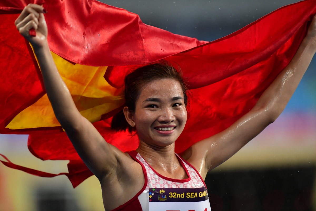 Nguyễn Thị Oanh và Phạm Thị Hồng Lệ thống trị đường chạy 5000m ở SEA Games 32