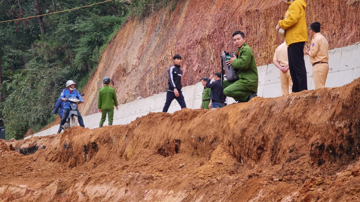 Sạt lở đất tại công trình mở rộng đèo Prenn Đà Lạt khiến 1 công nhân tử vong