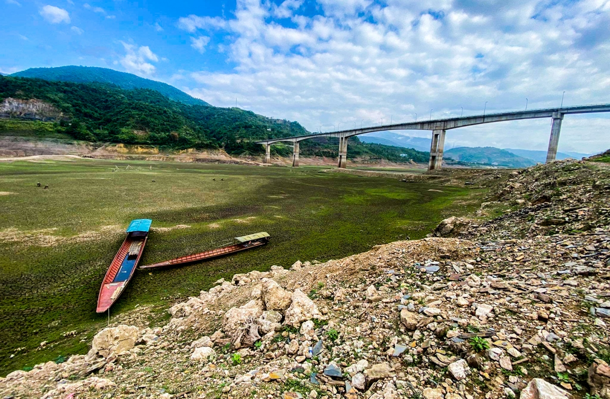 Thuyền bè nằm chỏng chơ dưới lòng hồ thuỷ điện lớn nhất Việt Nam