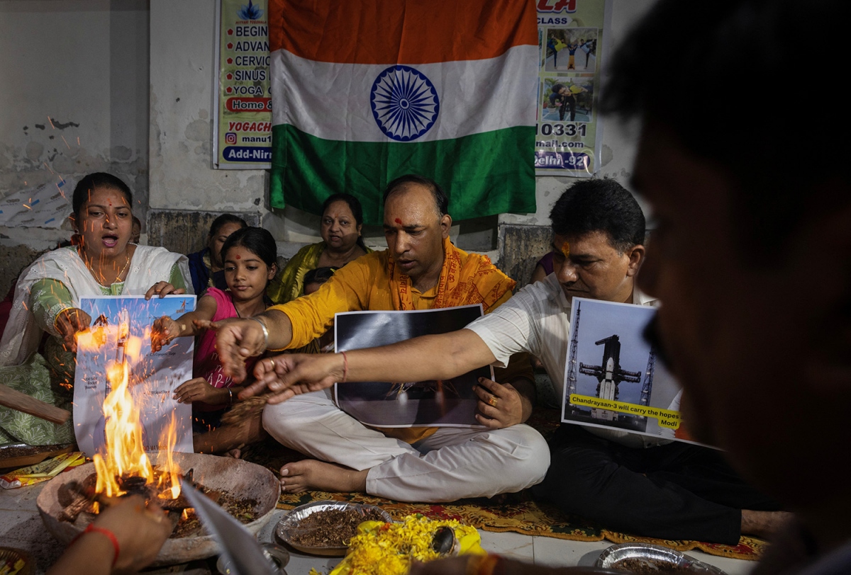 Người dân Ấn Độ làm lễ cầu cho tàu vũ trụ hạ cánh xuống Mặt Trăng an toàn