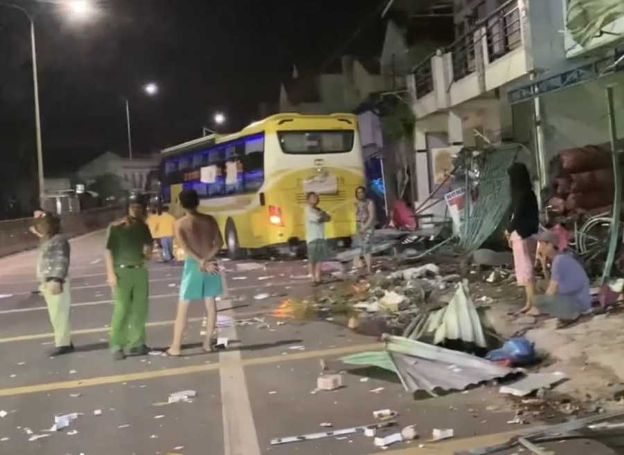 Xe khách mất lái tông vào 9 nhà dân ven Quốc lộ 1A ở Bình Thuận