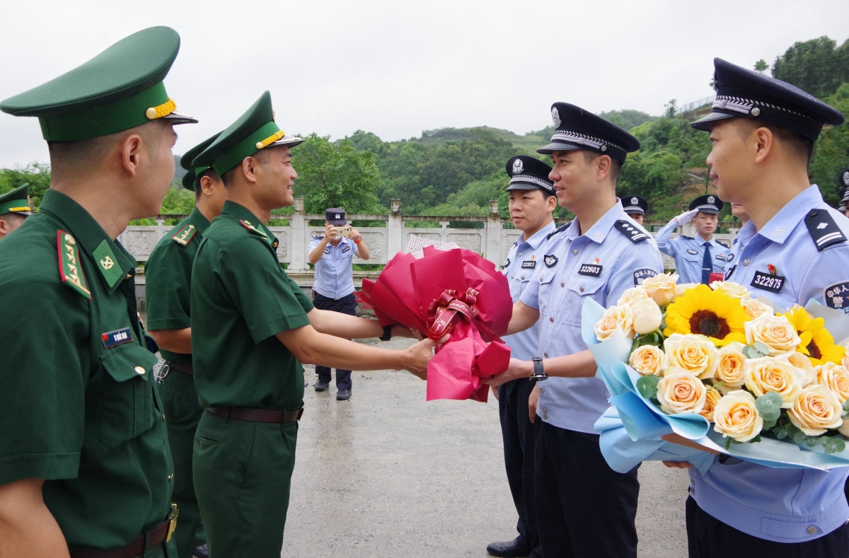 Biên phòng Cao Bằng chung tay xây tình hữu nghị, giữ vững bình yên nơi biên giới