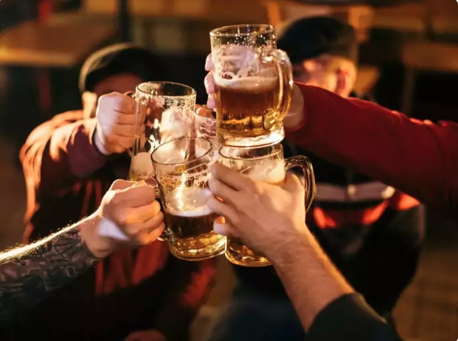 Uống quá nhiều bia gây ra “bụng bia”, đúng hay sai?