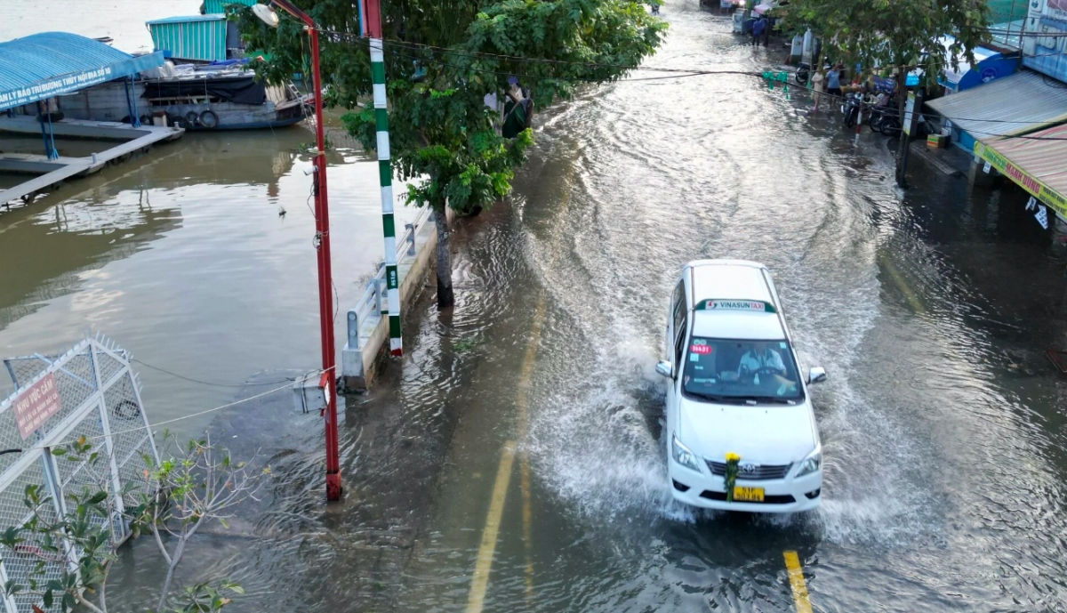 TP.HCM: Triều cường từ sáng sớm, người dân bì bõm giữa biển nước