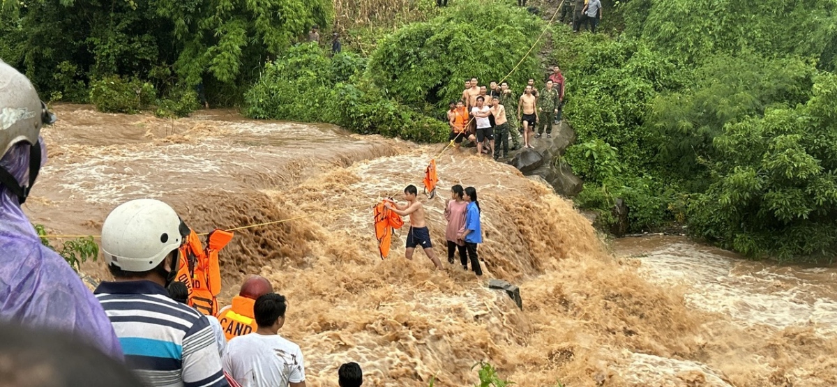 Giải cứu thành công 3 thiếu niên bị kẹt giữa suối