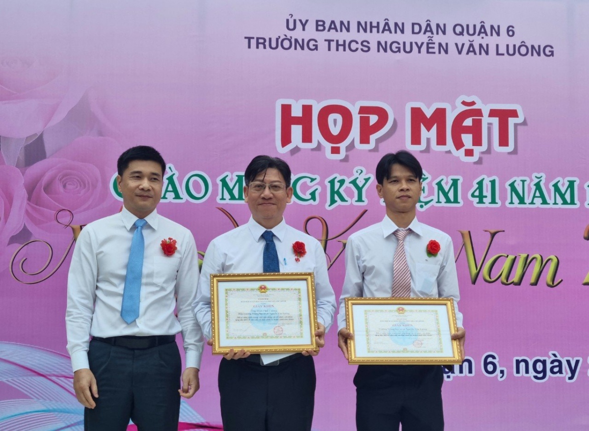 Khen thưởng sáng kiến tặng thẻ BHYT cho học sinh có hoàn cảnh khó khăn