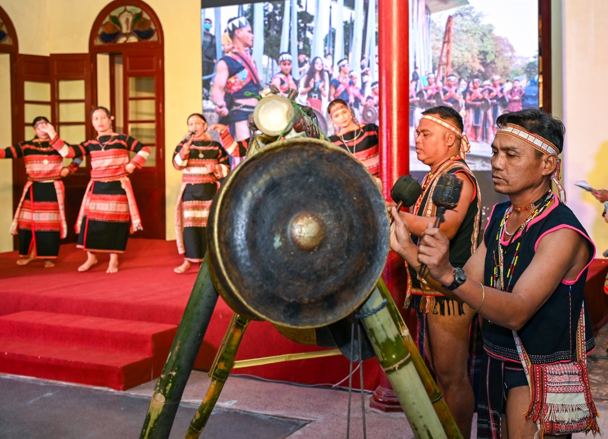 Giới thiệu Xòe Thái và Cồng chiêng Tây Nguyên tại phố cổ Hà Nội